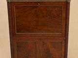 une vieille armoire en bois avec un plateau en marbre, montée sur roulettes