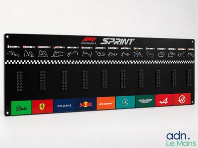 un gros plan sur un plateau de jeu « Race Track » noir et rouge