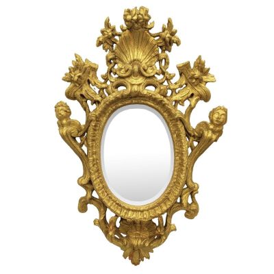 un miroir doré accroché à un mur blanc
