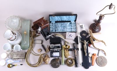 un grand nombre d'objets posés sur une table