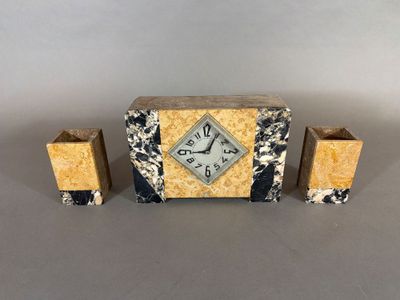 Garniture de cheminée en marbre comprenant une pendule et un…