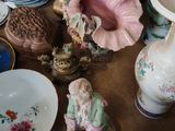 une table sur laquelle sont disposés de nombreux vases différents