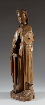 une image représentant une statue en bois d'un homme tenant un bouclier