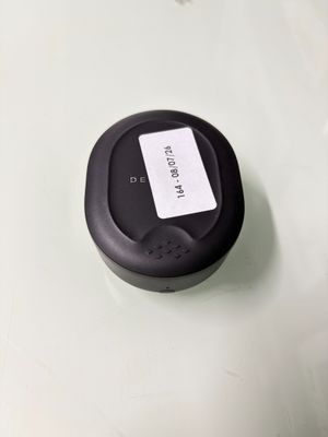 une télécommande posée sur une table blanche