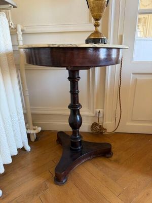 une table surmontée d'un vase dans une pièce