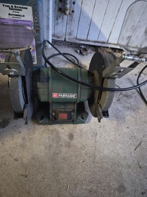 une machine posée sur le sol dans le garage
