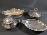 quatre couverts posés sur une table devant un fond noir