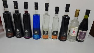9 Crèmes de fruits. Cartron : Lychee, café, Curaçao bleu, mû…