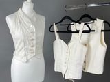 un mannequin à côté d'une chemise blanche posée sur un support pour mannequin