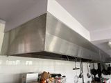 une grande hotte de cuisine en acier inoxydable