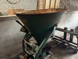 une brouette verte posée sur une palette