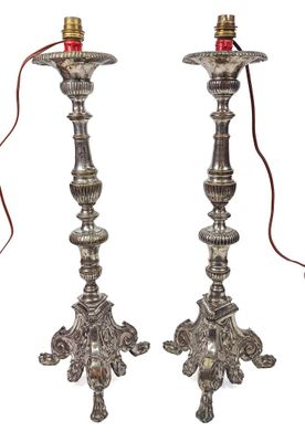paire de bougeoirs plaqués argent avec un cordon rouge