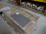 une pile de cartons posée sur une palette dans un entrepôt