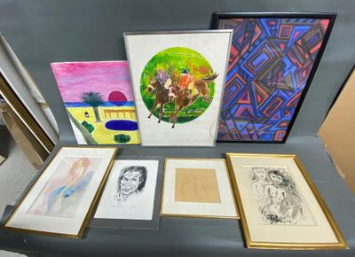 une table sur laquelle sont posées plusieurs œuvres d'art