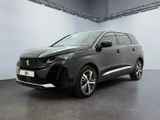 Le nouveau SUV Peugeot est exposé dans un showroom