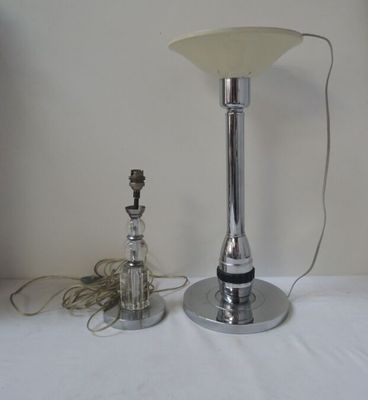 une lampe posée sur une table à côté d'une bouteille