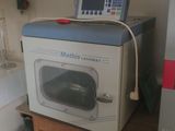 un micro-ondes posé sur une table à côté d'un congélateur
