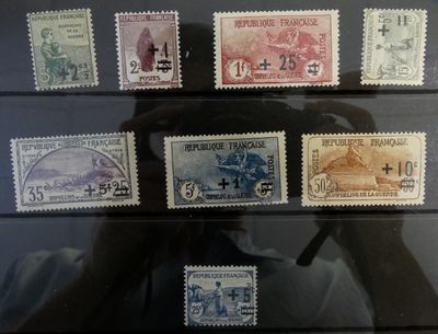 une photo d'un homme en train de prendre une photo d'une collection de timbres