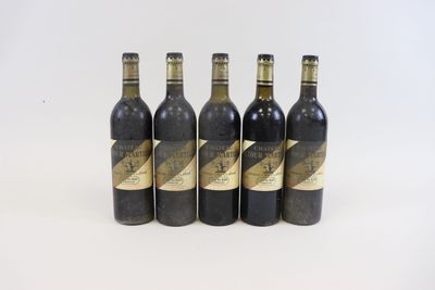 six bouteilles de vin sont alignées sur une surface blanche