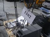 beaucoup de matériel électronique sur une palette dans un entrepôt