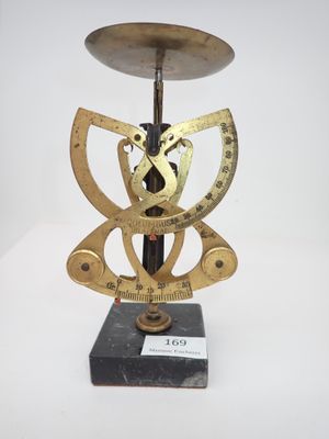 une image représentant une balance surmontée d'une horloge