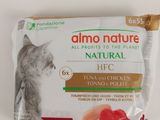 un sac de nourriture pour chat posé sur une table