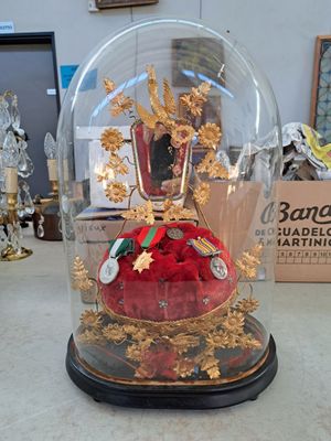 une coupole en verre abritant une crèche de Noël