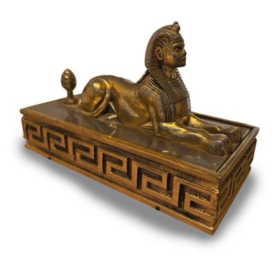 Originale BOITE en bronze doré, le couvercle coulissant orné…