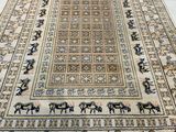 une image représentant un grand tapis oriental orné de chevaux
