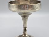 une coupe en argent portant une inscription au fond