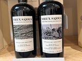 deux bouteilles de vin sont posées sur une étagère dans un magasin