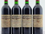 trois bouteilles de vin rouge sont alignées sur une table