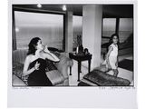 une photo en noir et blanc d'une femme assise sur un canapé