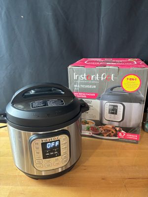 une boîte d'Instant Pot posée sur une table à côté d'une autre boîte d'Instant Pot