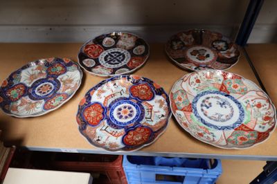 de nombreuses assiettes posées sur une étagère dans une pièce