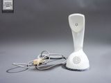 un téléphone blanc branché à un cordon