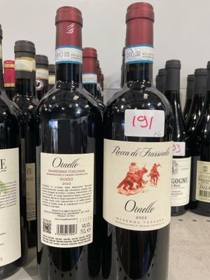 plusieurs bouteilles de vin rouge sont alignées sur une table