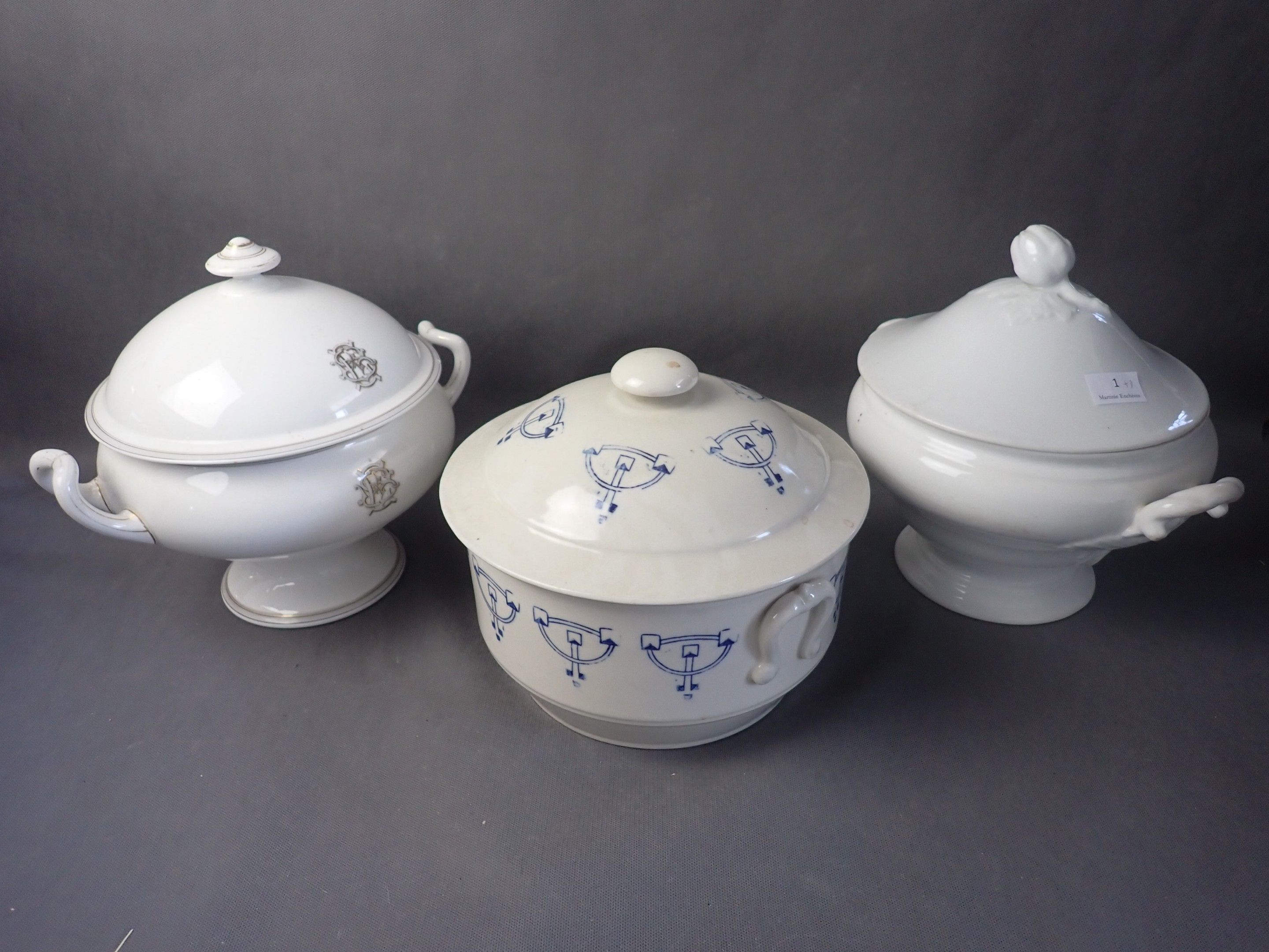 Lot comprenant: 2 soupières en porcelaine et 1 soupière en f…