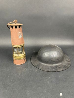 un chapeau et une lampe posés sur une table