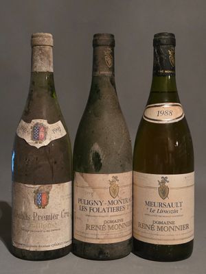 trois bouteilles de vin posées sur une table l'une à côté de l'autre
