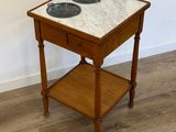 une petite table en bois avec un plateau en marbre