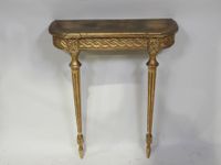 Console en bois doré mouluré et sculpté, la ceinture à décor…