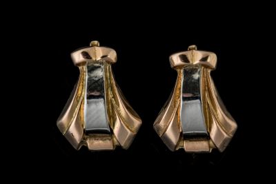 une paire de boucles d'oreilles en or et en argent sur fond noir