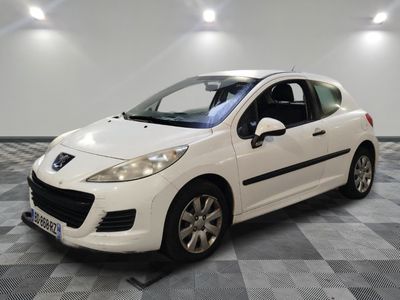 la photo d'une voiture blanche garée dans un garage