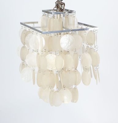 une photo d'un lustre en nacre