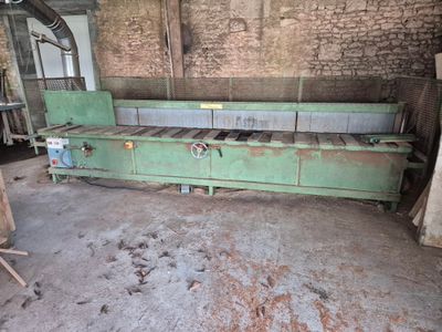 une machine qui se trouve à l'intérieur d'un bâtiment