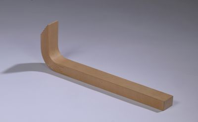 un morceau de bois posé sur une table