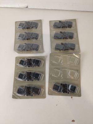 quatre petites voitures en plastique posées sur une table blanche