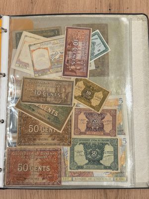 un livre couvert de timbres, posé sur une table
