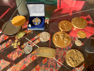 beaucoup de médailles d'or et d'argent posées sur une table